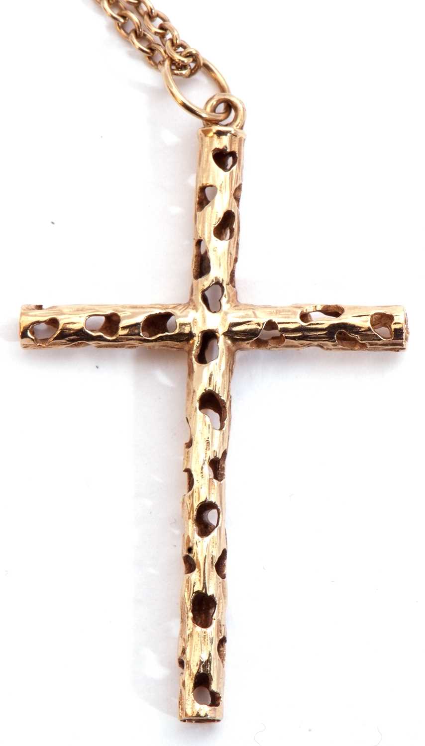 9ct gold cross pendant, a hollow pierced textured design, 5 x 3cm, London 1979, suspended from a - Image 3 of 4