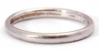 Platinum band of plain polished design, 2.2gms, size M/N