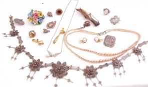 Mixed Lot: costume jewellery to include brooches, necklaces, etc