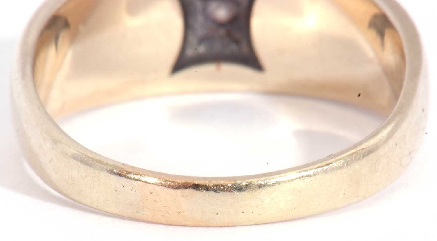 9ct gold green enamel and diamond ring centring a small diamond in a star engraved setting, within a - Image 5 of 7