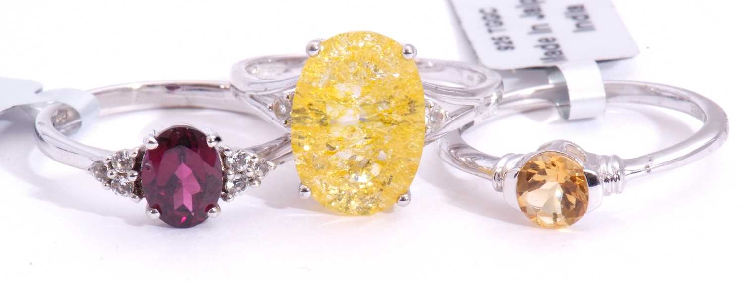 Mixed Lot: modern citrine ring, a yellow crackled quartz oval ring, together with a Rajasthan