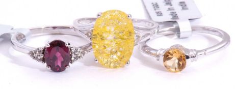 Mixed Lot: modern citrine ring, a yellow crackled quartz oval ring, together with a Rajasthan