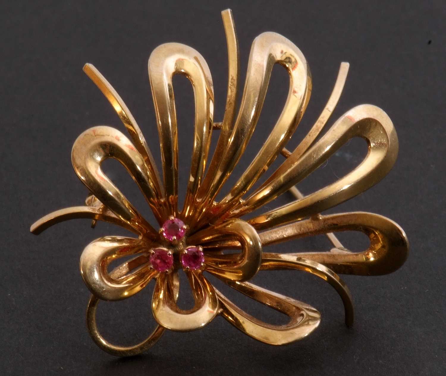 9ct gold and ruby spray brooch, open work design highlighted with three small round rubies, 7gms g/ - Image 3 of 5