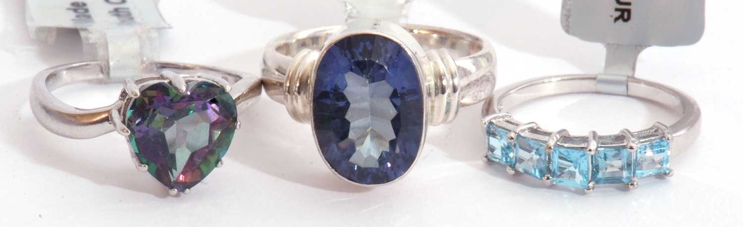 Mixed Lot: mystic blue quartz oval ring, a Swiss blue five stone topaz ring, together with a heart