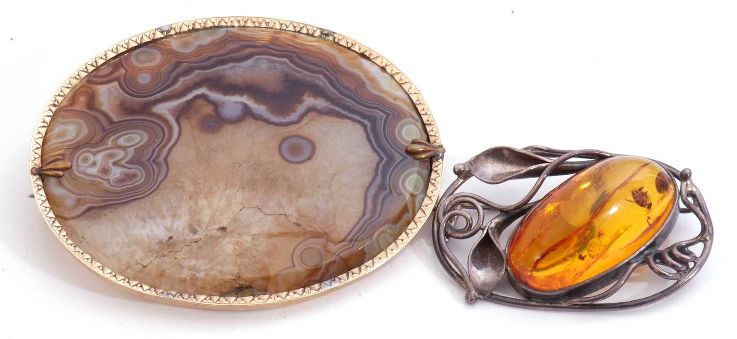 Mixed Lot: large oval shaped agate brooch in an engraved yellow mount, 6.5 x 5.5cm, together with