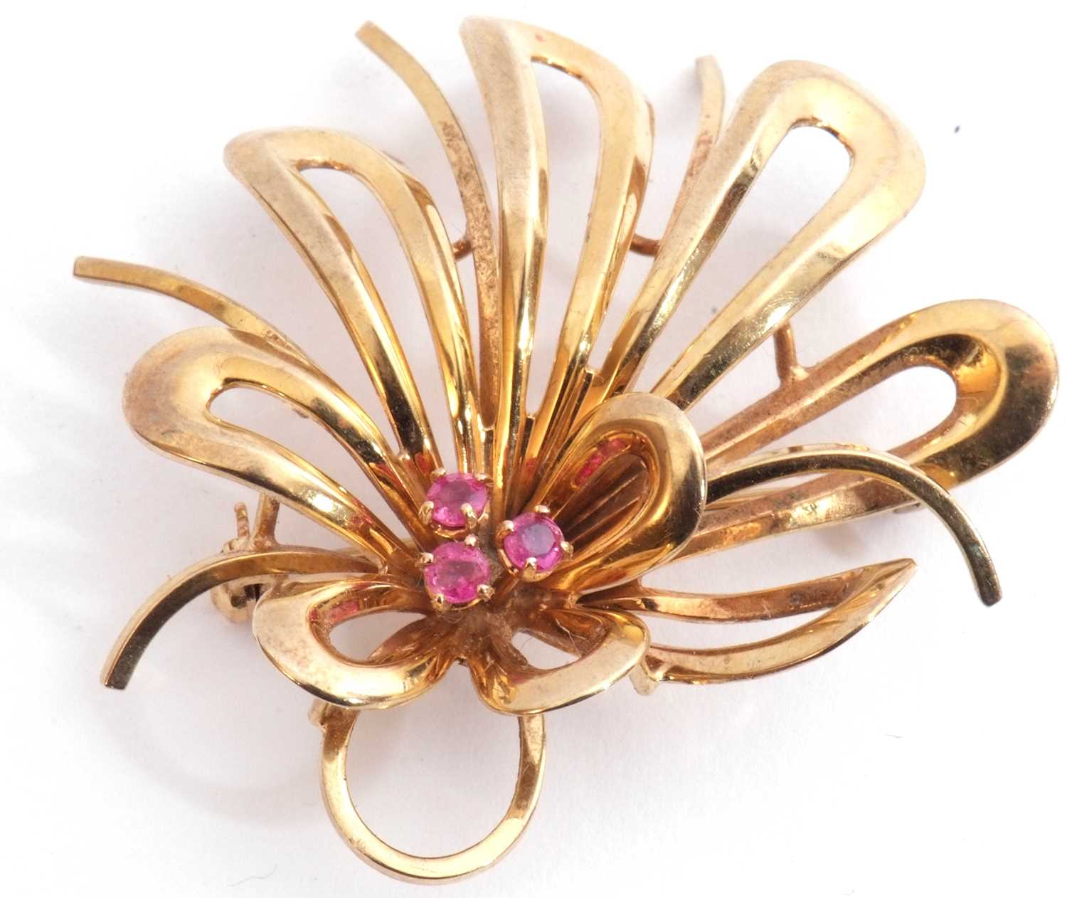 9ct gold and ruby spray brooch, open work design highlighted with three small round rubies, 7gms g/ - Image 2 of 5