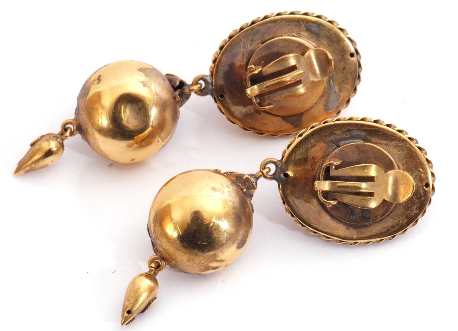 Pair of Victorian high grade yellow metal pendant earrings in Etruscan style, typically decorated - Image 3 of 3