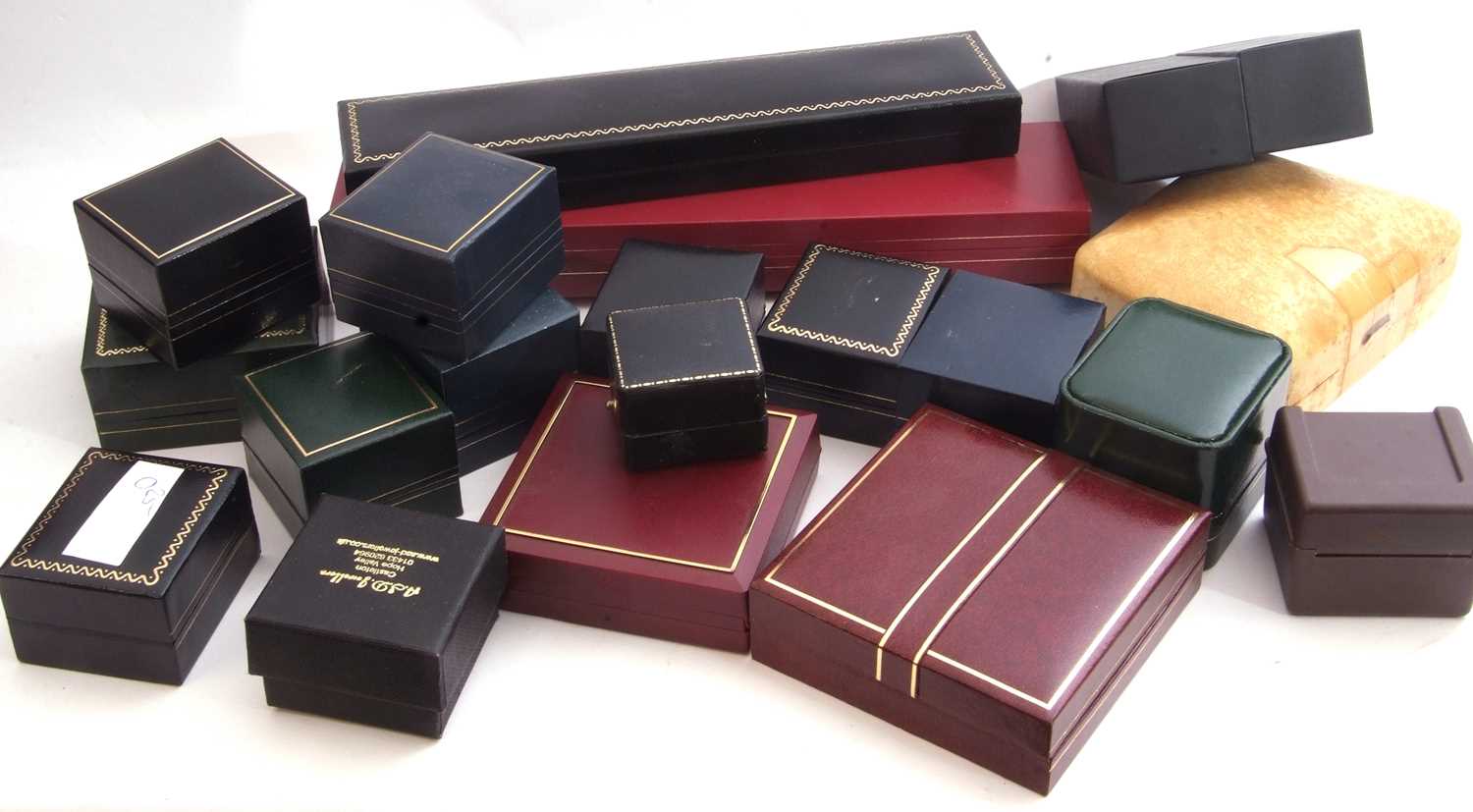 Small quantity of jewellery boxes (void)