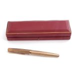 9ct gold cased Parker fountain pen, the barrel and pull off cover with overall chased and engraved