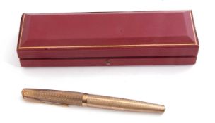 9ct gold cased Parker fountain pen, the barrel and pull off cover with overall chased and engraved