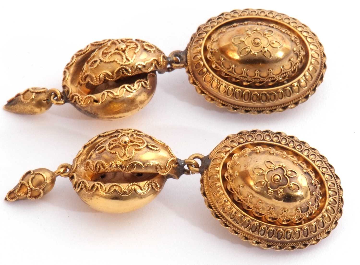 Pair of Victorian high grade yellow metal pendant earrings in Etruscan style, typically decorated - Image 2 of 3