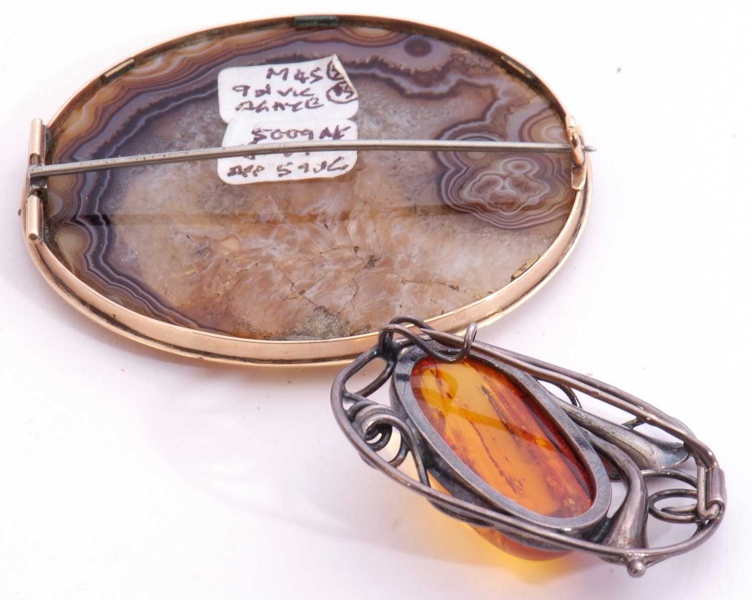 Mixed Lot: large oval shaped agate brooch in an engraved yellow mount, 6.5 x 5.5cm, together with - Image 2 of 2