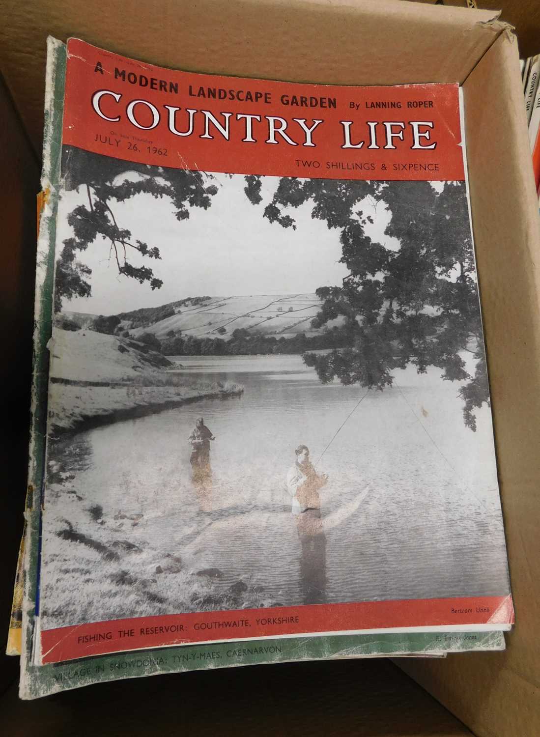 Four boxes: Country Life magazine circa 200 issues 1949-1976 - Image 2 of 4