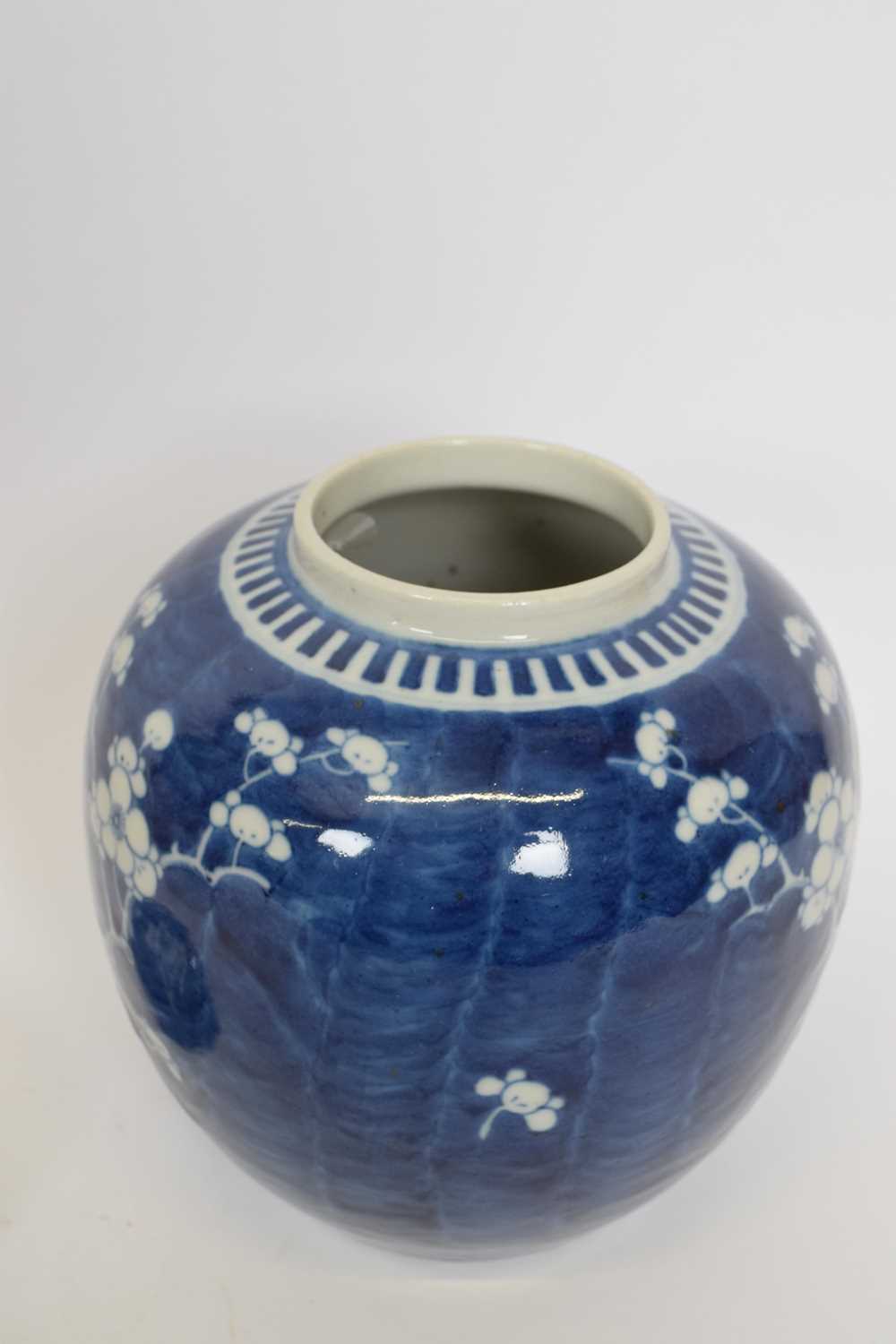 Chinese ginger jar and cover, the blue background with prunus design - Bild 5 aus 6