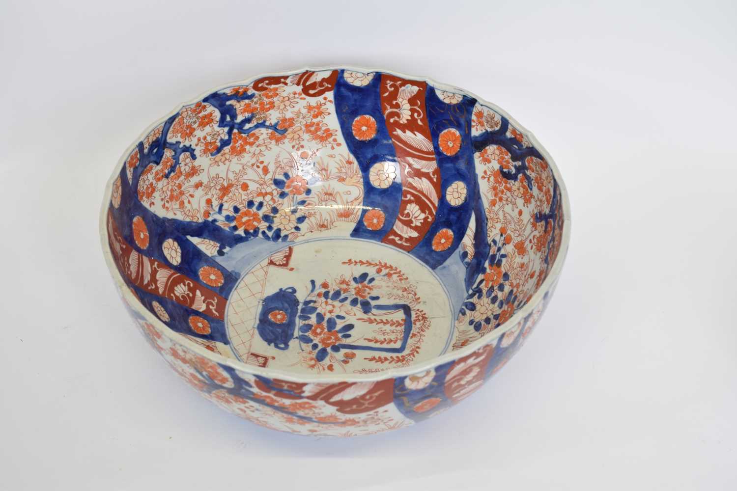 Large Japanese porcelain bowl with Imari design, 35cm diam - Bild 2 aus 4