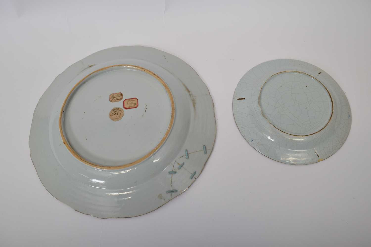 18th century Chinese blue and white plate with floral design, together with a small Delft plate, the - Bild 2 aus 2