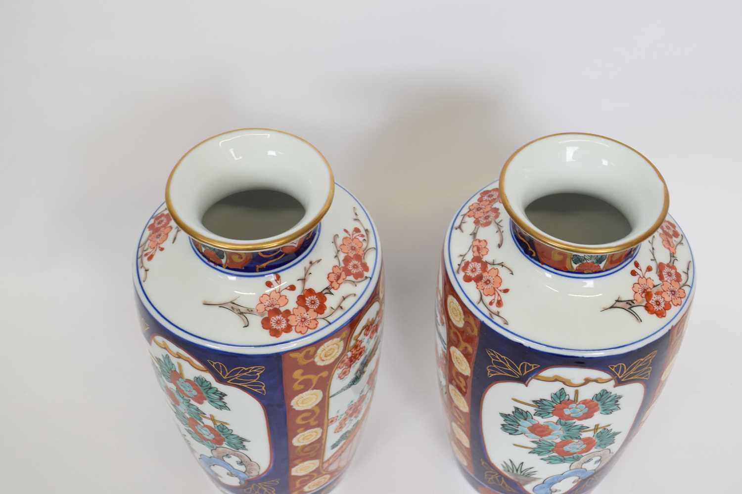 Pair of modern Japanese porcelain Imari type vases, 30cm high (2) - Bild 5 aus 6