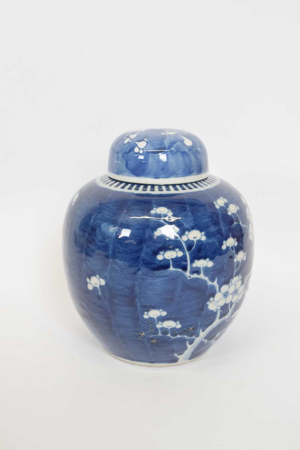 Chinese ginger jar and cover, the blue background with prunus design - Bild 2 aus 6