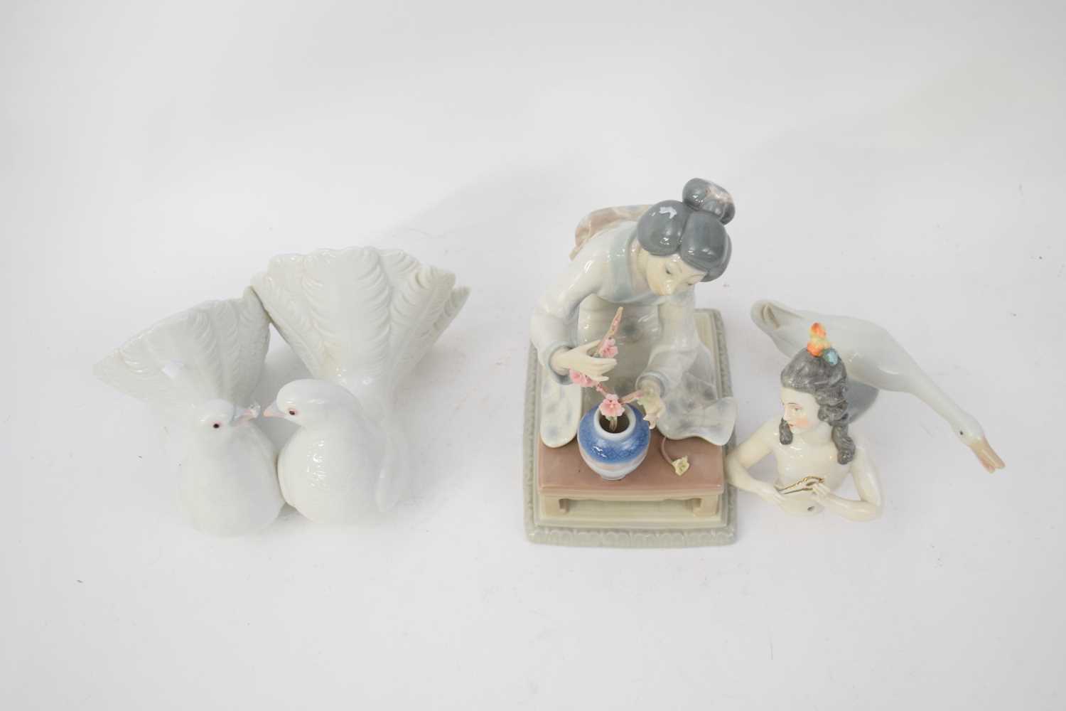 Pair of Lladro doves, also Lladro figure of a Japanese girl arranging flowers - Bild 2 aus 2