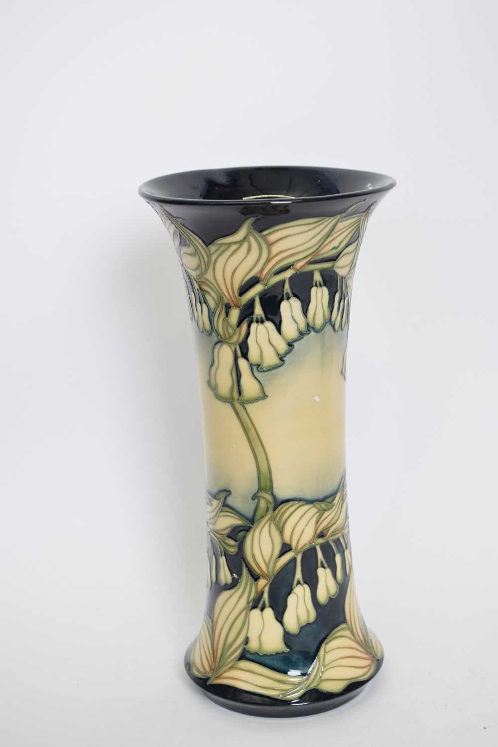 Moorcroft vase with tube lined flowers by Rachel Bishop with artists signature to base and No 4 from - Bild 2 aus 4