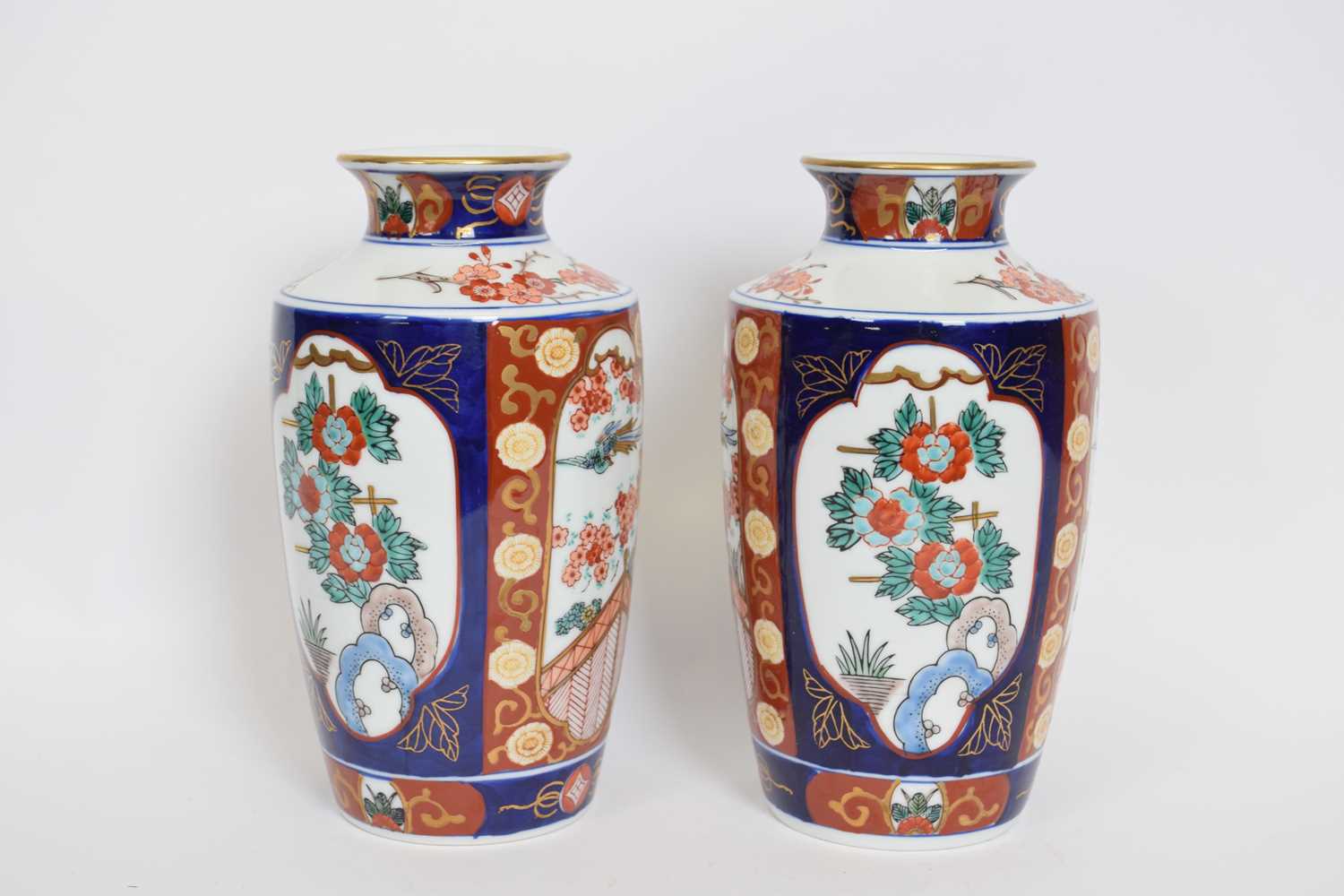 Pair of modern Japanese porcelain Imari type vases, 30cm high (2) - Bild 4 aus 6