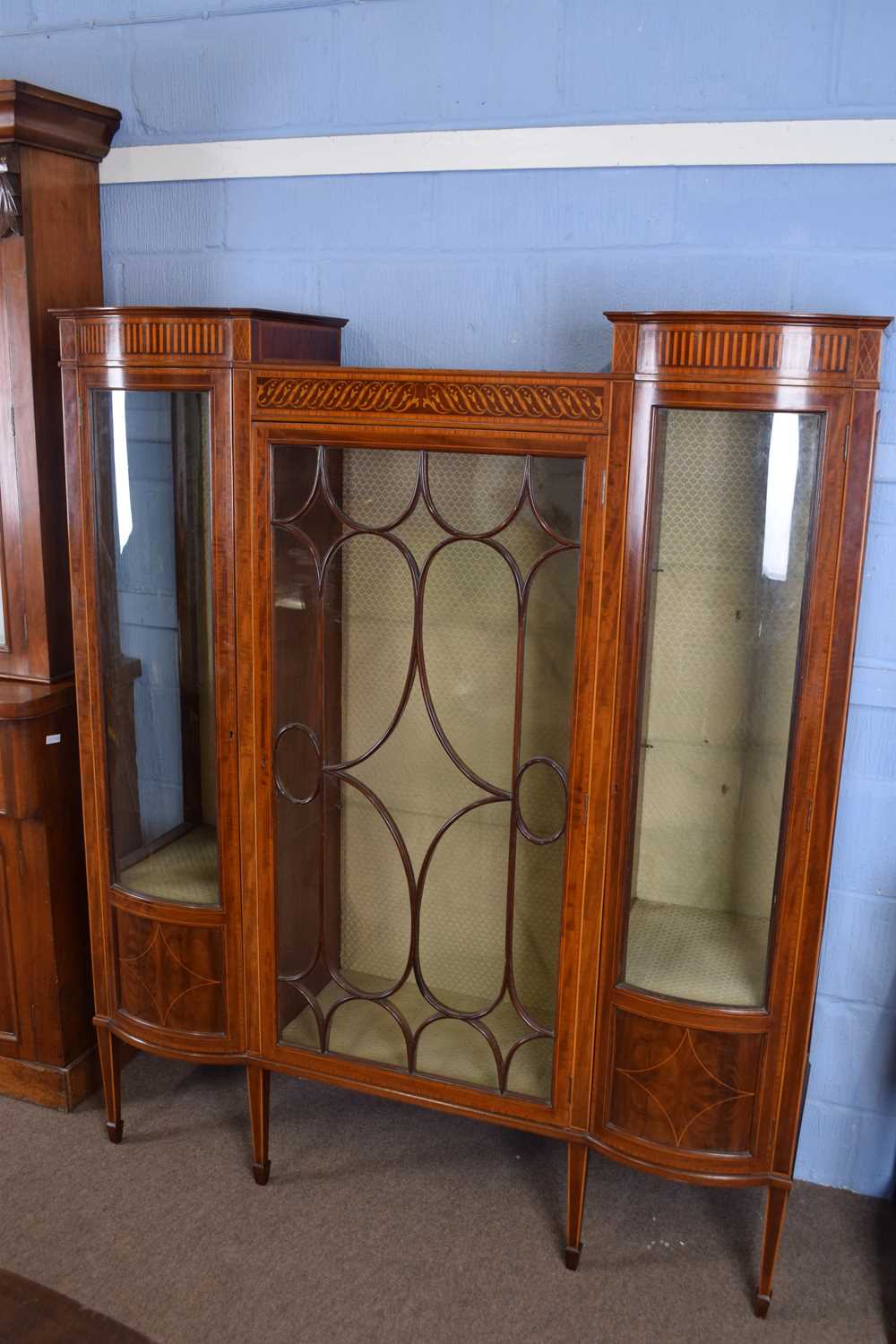 Good quality Edwardian mahogany display cabinet with bowed doors and a central door with strung - Image 2 of 4