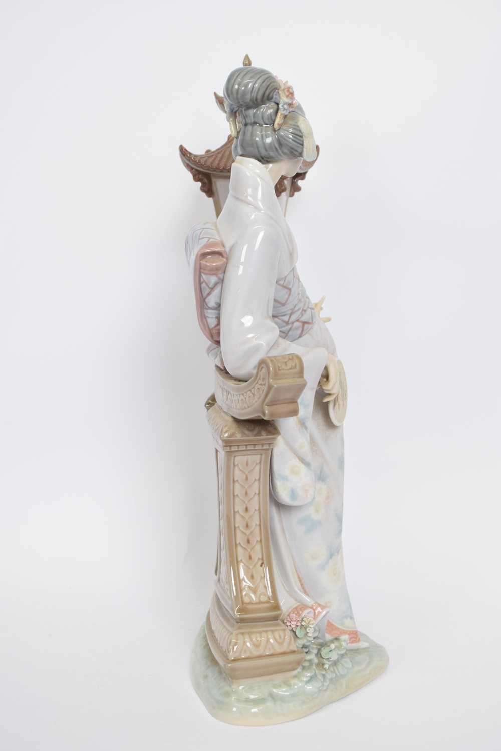 Large Lladro figure of a Japanese lady with fan standing against a lantern on shaped base, 40cm - Bild 4 aus 4