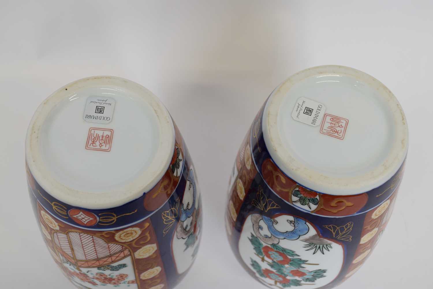 Pair of modern Japanese porcelain Imari type vases, 30cm high (2) - Bild 6 aus 6