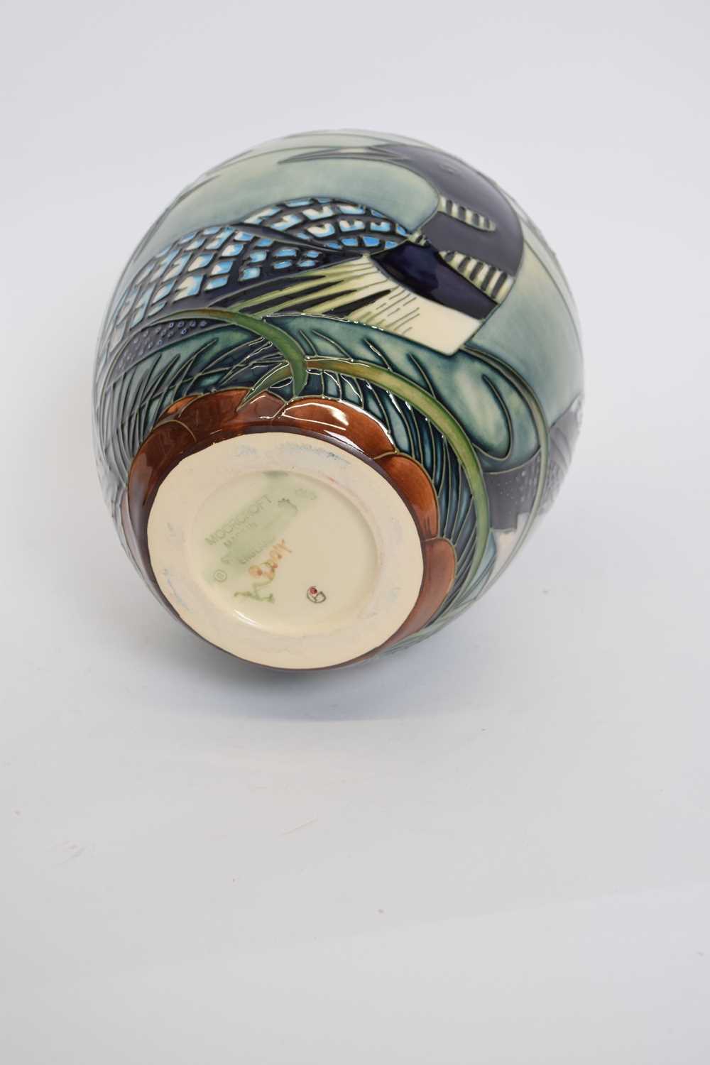 Moorcroft vase with tube lined decoration of two ducks, 22cm high - Bild 3 aus 5