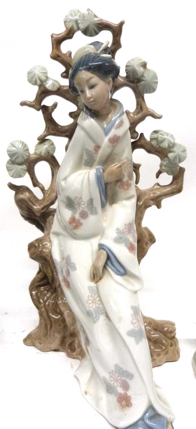 Lladro figure of a Japanese lady seated against a tree, 31cm high, together with a figure of a young - Bild 3 aus 4