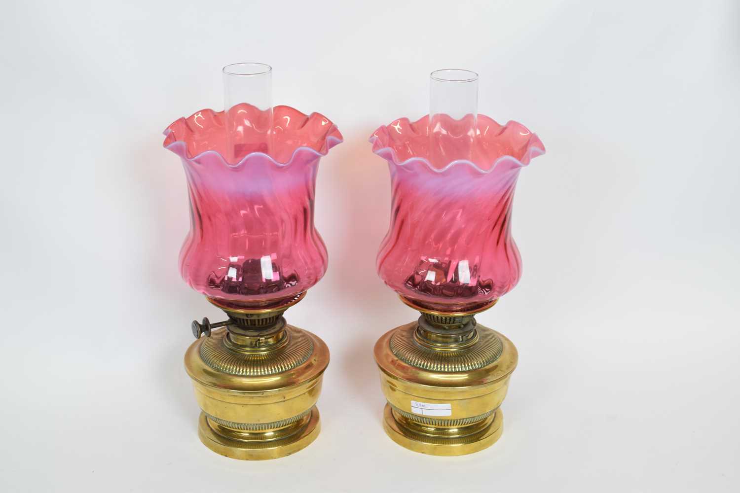 Pair of oil lamps with red vaseline type shades and brass reservoirs, 37cm high (2) - Bild 2 aus 3