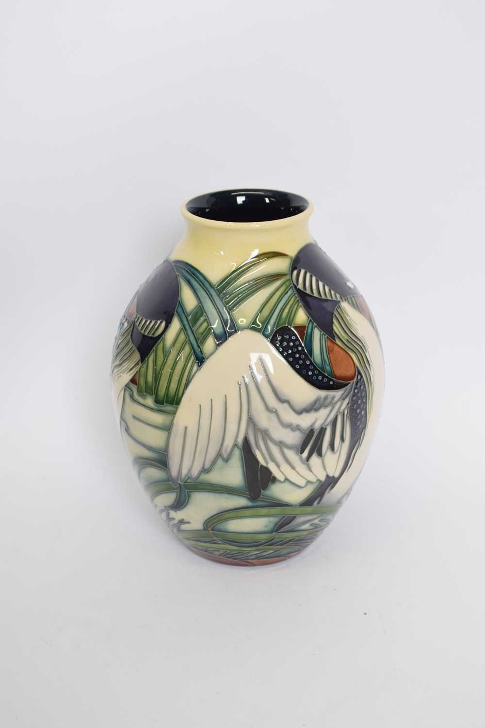 Moorcroft vase with tube lined decoration of two ducks, 22cm high - Bild 2 aus 5