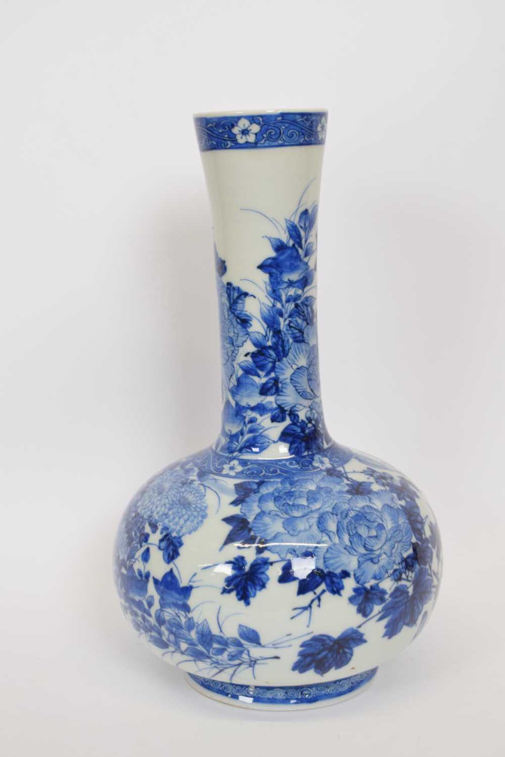 Japanese porcelain vase with blue and white floral design, 32cm high - Bild 2 aus 4