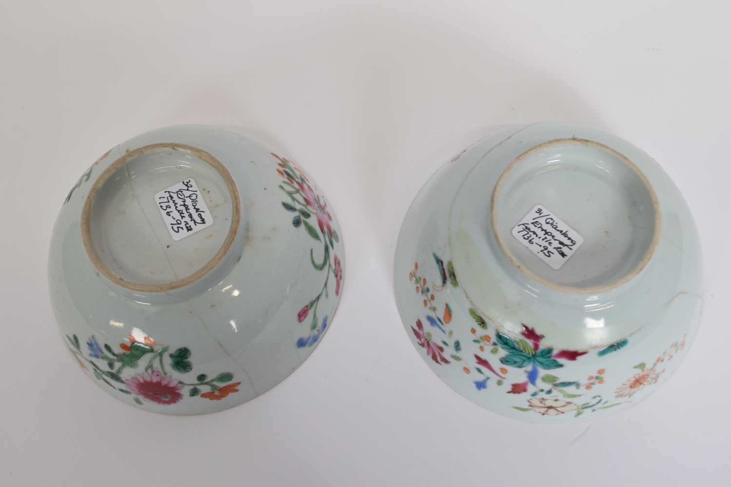 Two Qianlong period bowls with blue and white enamelled designs, mainly of flowers, some in - Bild 3 aus 3