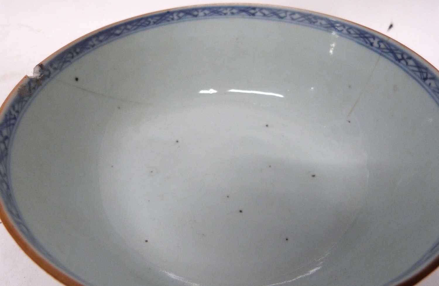 18th century Qianlong period bowl with polychrome decoration of Chinese musicians, 19cm diam - Bild 3 aus 4