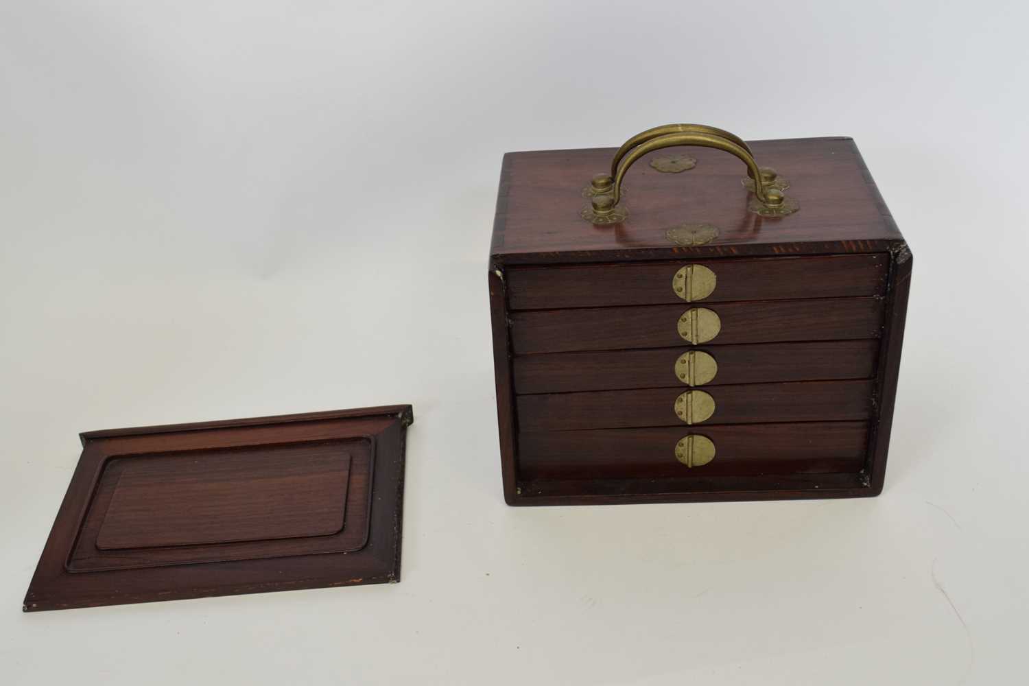 Chinese Mah Jong set in a hardwood case with metal mounts, the lift off front revealing five drawers - Bild 4 aus 4