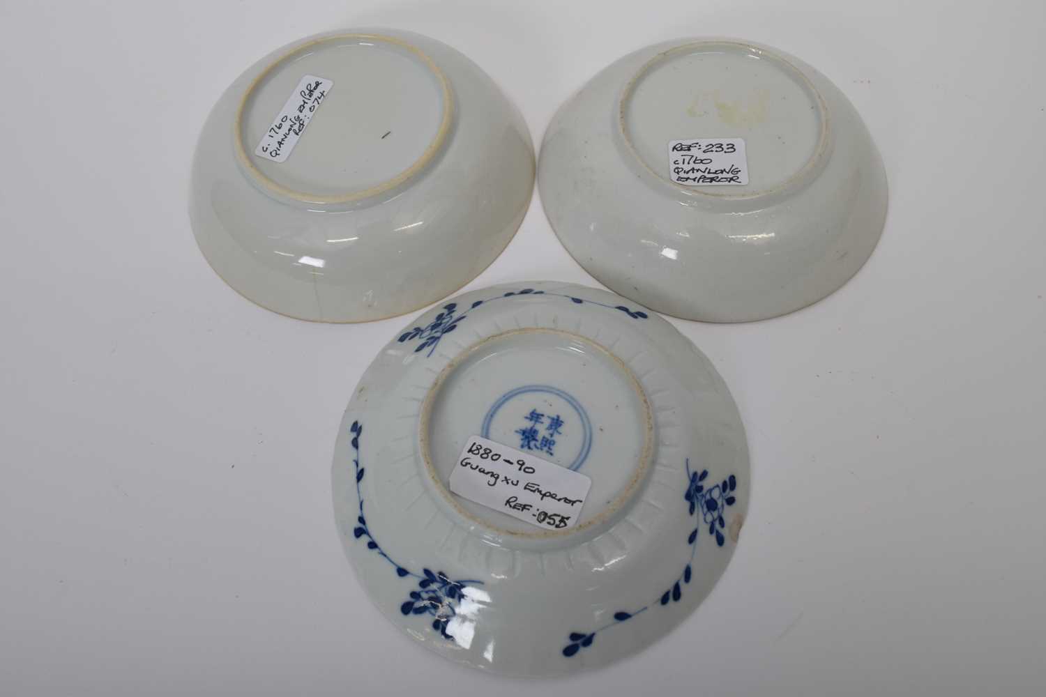 Group of three 18th century Qianlong period saucers with blue and white designs (3) - Bild 2 aus 2