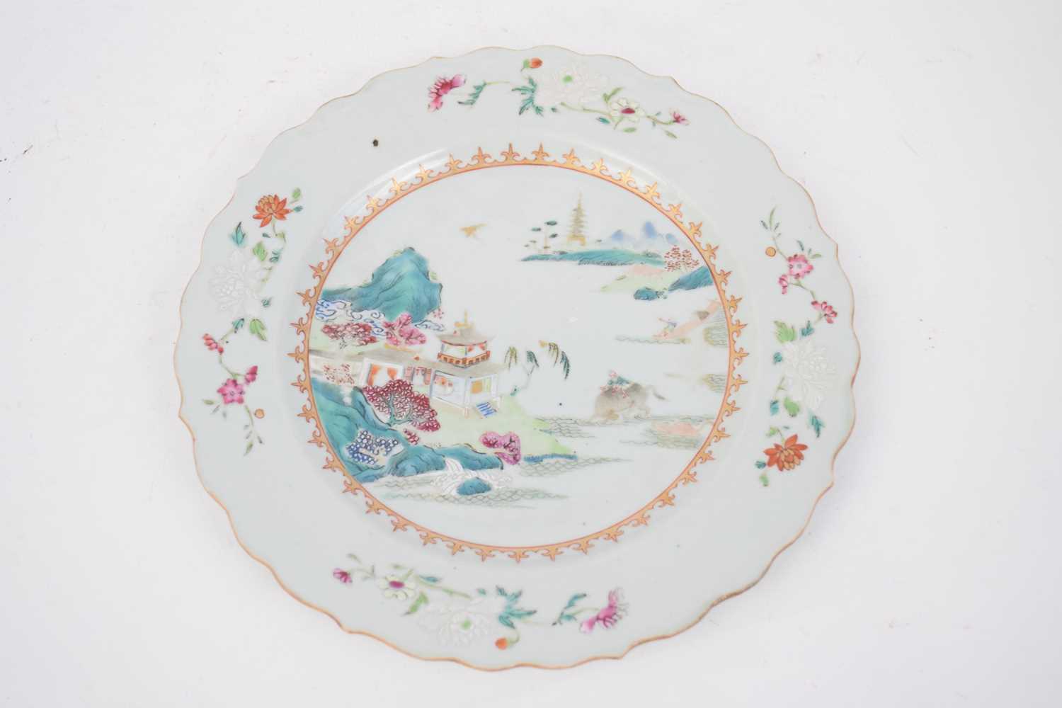 18th century Chinese porcelain plate, early Qianlong period, with shaped rim and polychrome - Bild 2 aus 3