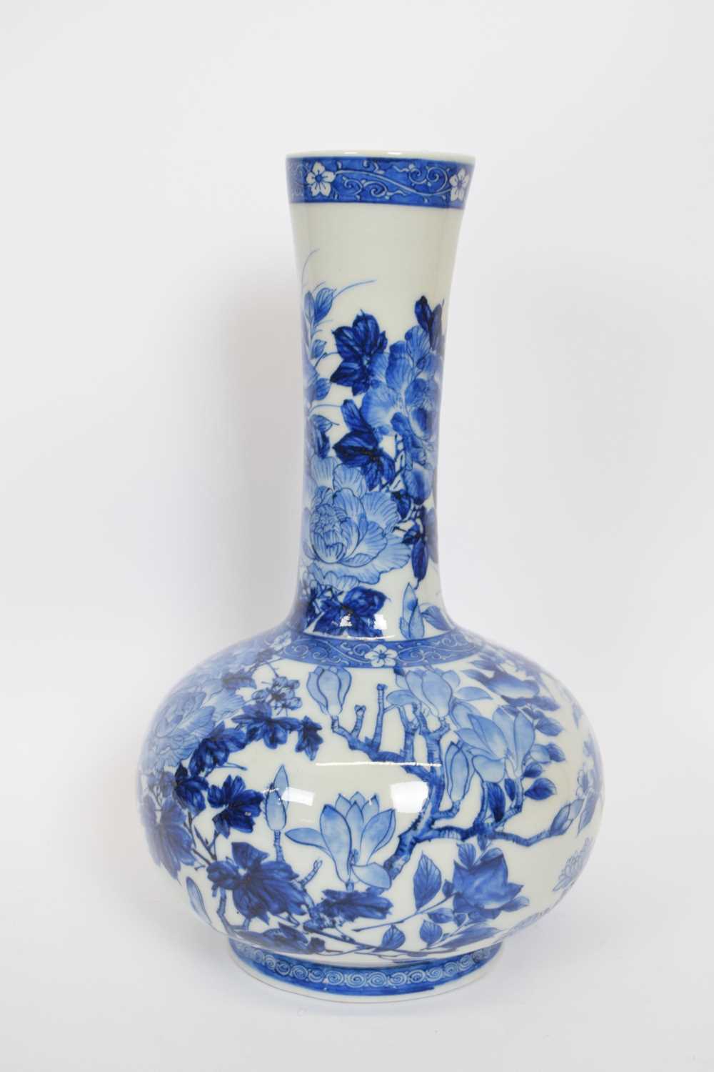 Japanese porcelain vase with blue and white floral design, 32cm high - Bild 3 aus 4