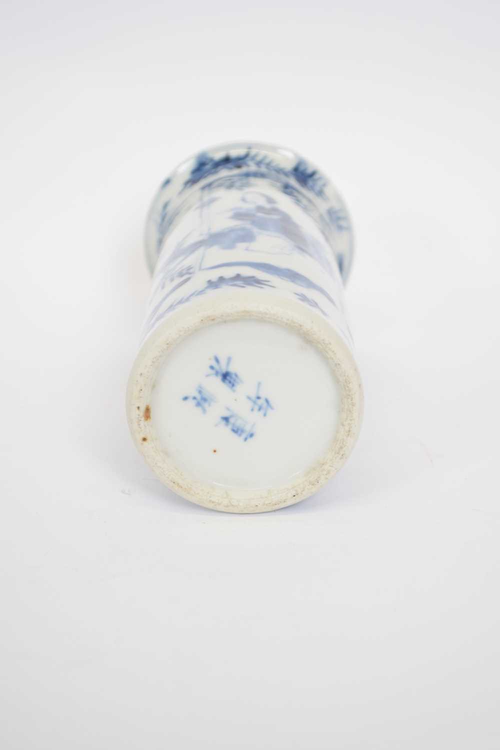 19th century Chinese porcelain cylindrical vase decorated with ladies reading with a bird on a - Bild 5 aus 6