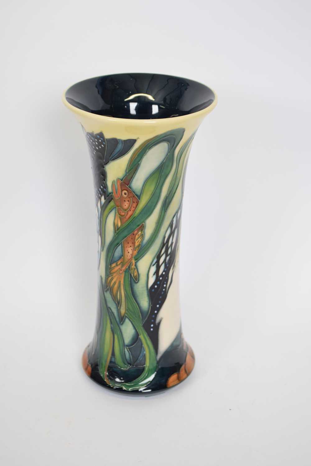 Moorcroft trumpet vase decorated with a fish and kingfisher in polychrome tube lined design, the - Bild 3 aus 5