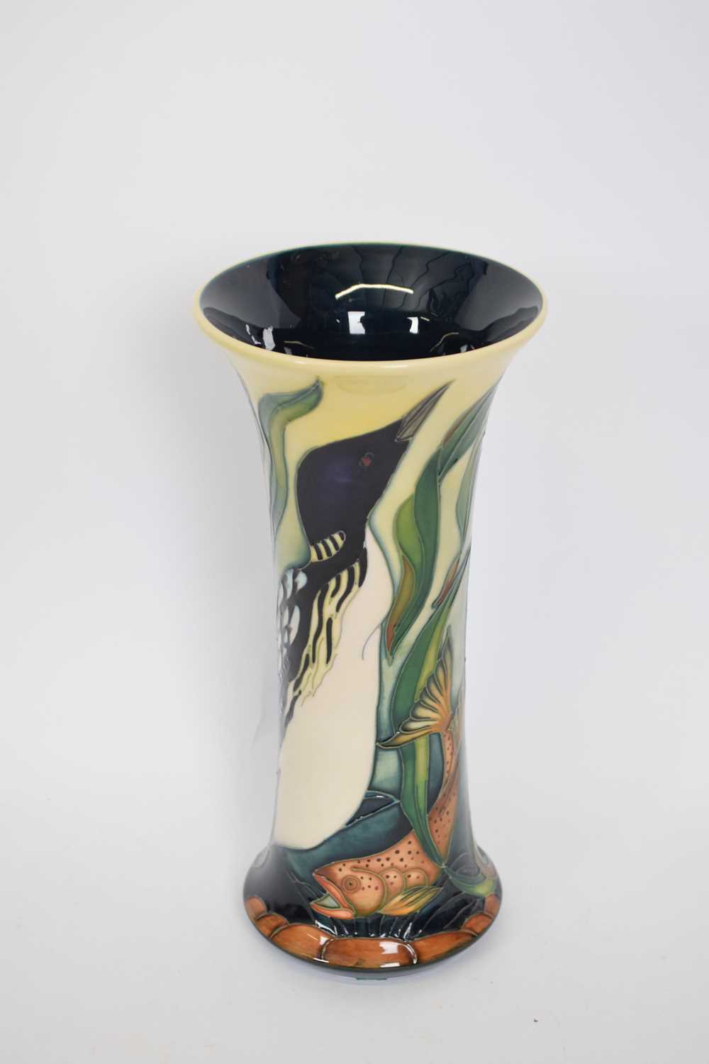 Moorcroft trumpet vase decorated with a fish and kingfisher in polychrome tube lined design, the - Bild 5 aus 5