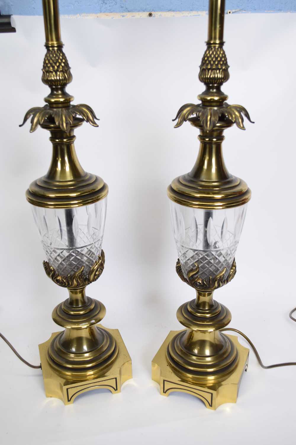 Two impressive brass table lamps with cut glass reservoirs, the lamps 68cm high (2) - Image 2 of 3