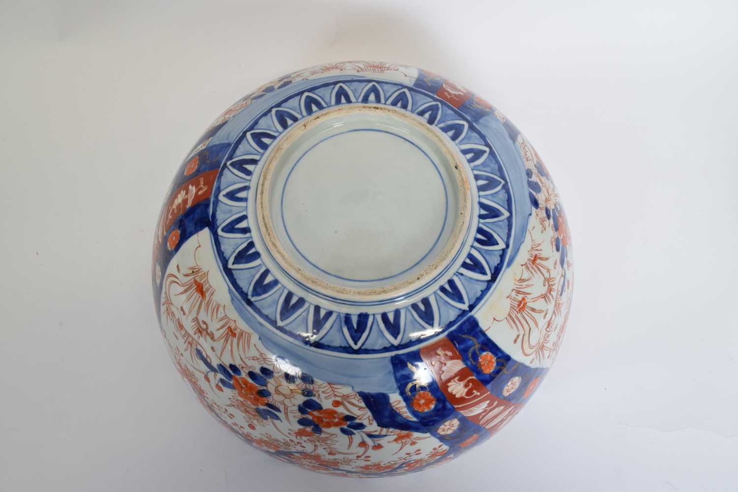 Large Japanese porcelain bowl with Imari design, 35cm diam - Bild 3 aus 4