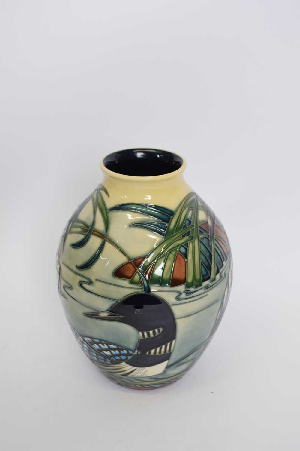 Moorcroft vase with tube lined decoration of two ducks, 22cm high - Bild 5 aus 5