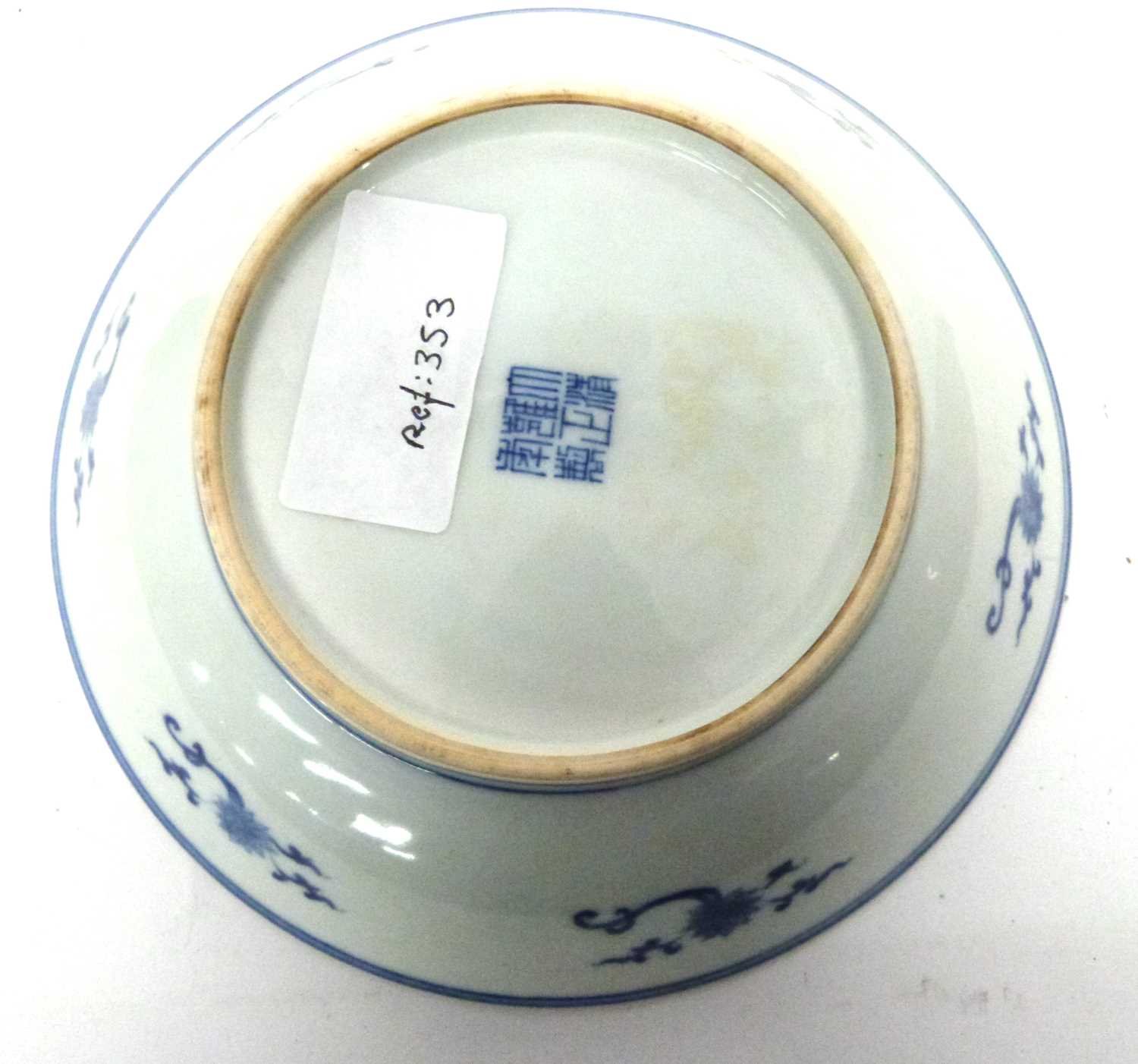 Chinese porcelain small dish, marked Qianlong period, with blue and white design of Chinese - Bild 2 aus 4