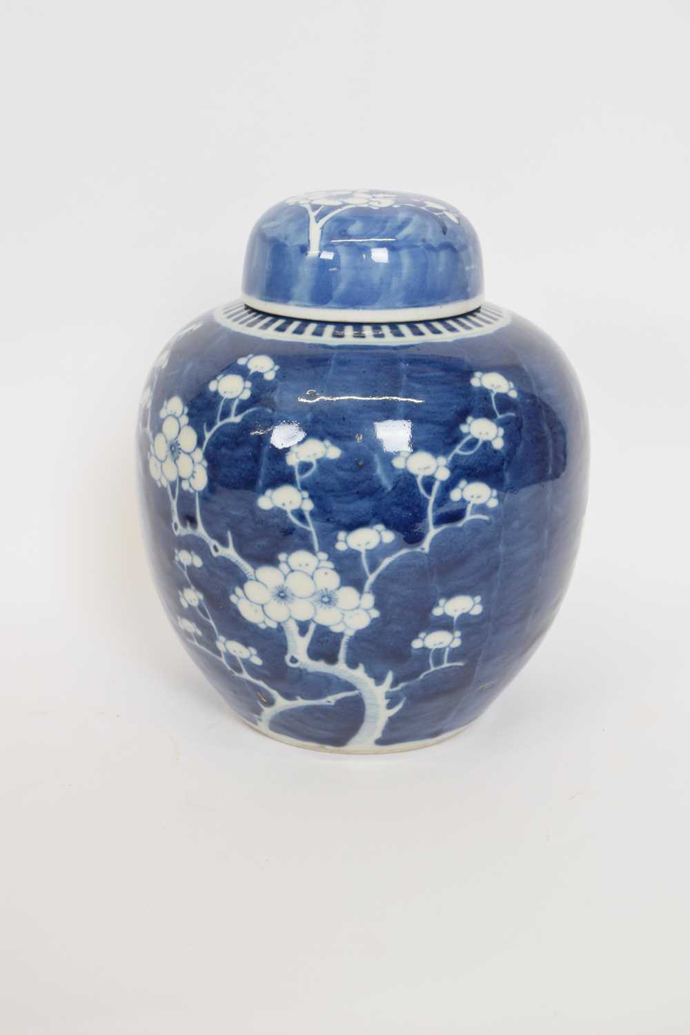 Chinese ginger jar and cover, the blue background with prunus design - Bild 3 aus 6