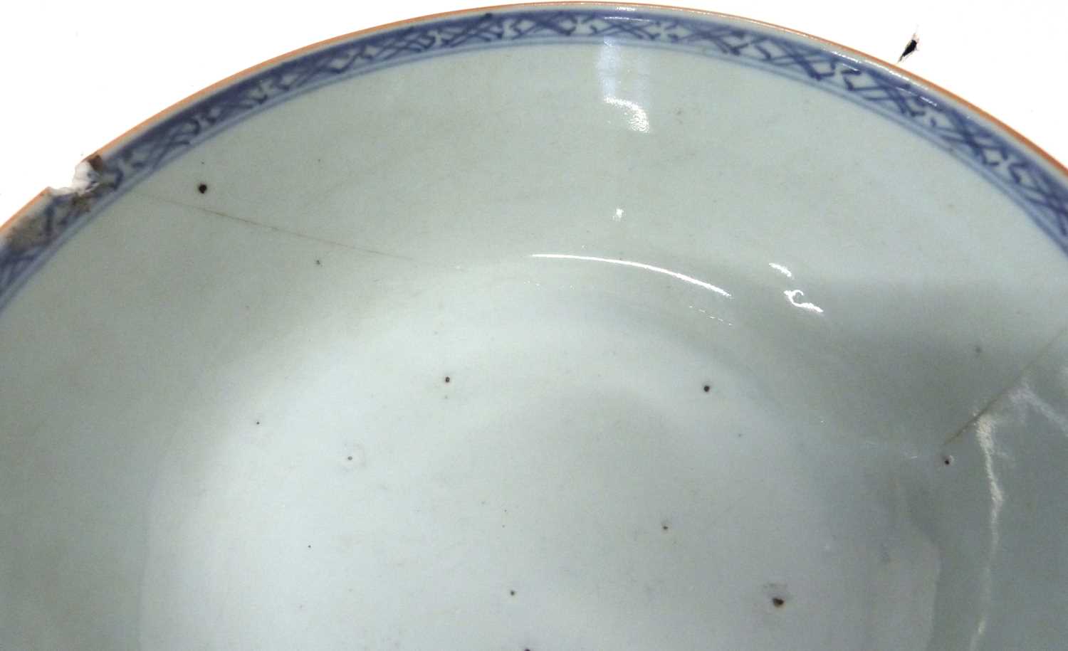 18th century Qianlong period bowl with polychrome decoration of Chinese musicians, 19cm diam - Bild 4 aus 4
