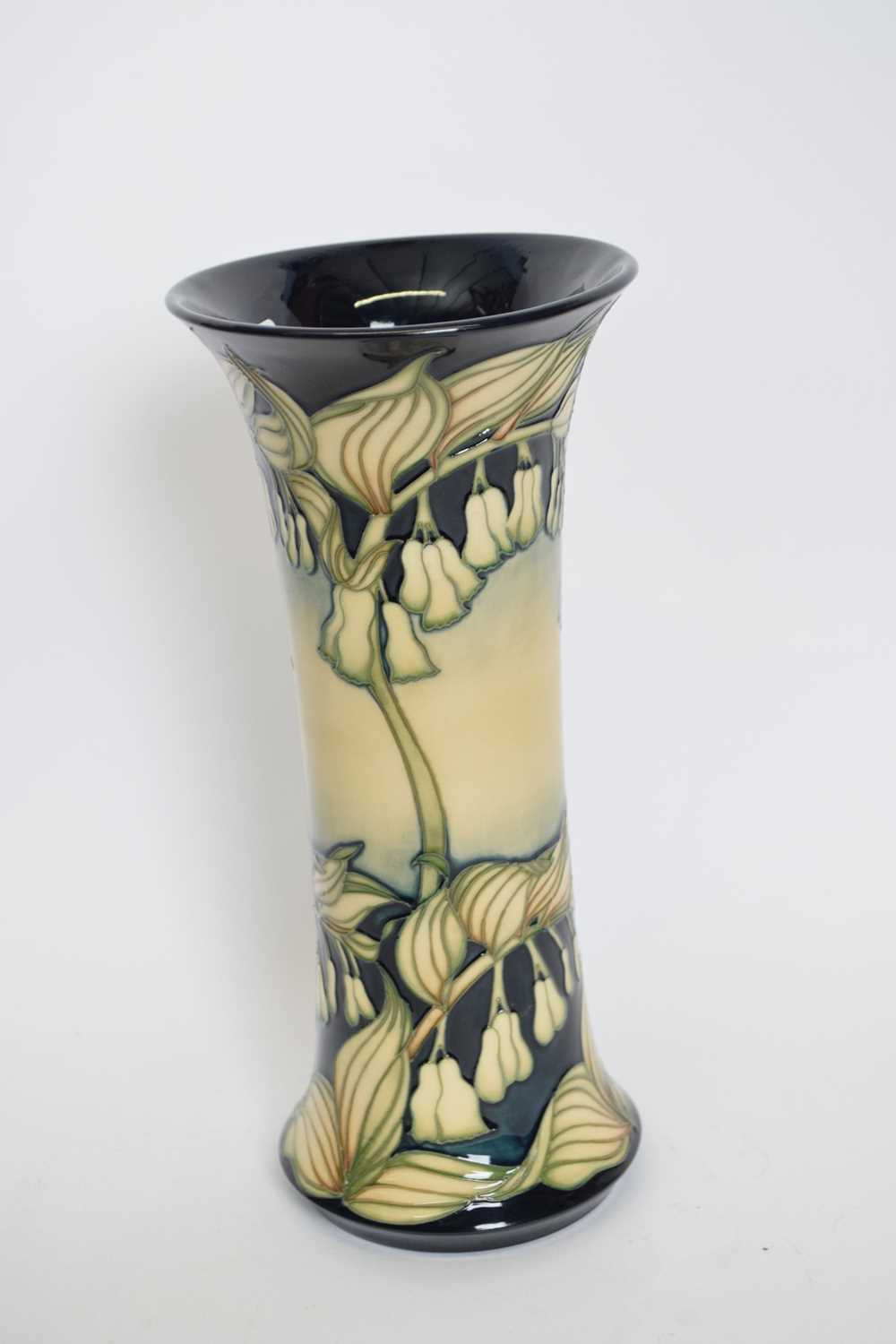 Moorcroft vase with tube lined flowers by Rachel Bishop with artists signature to base and No 4 from - Bild 3 aus 4