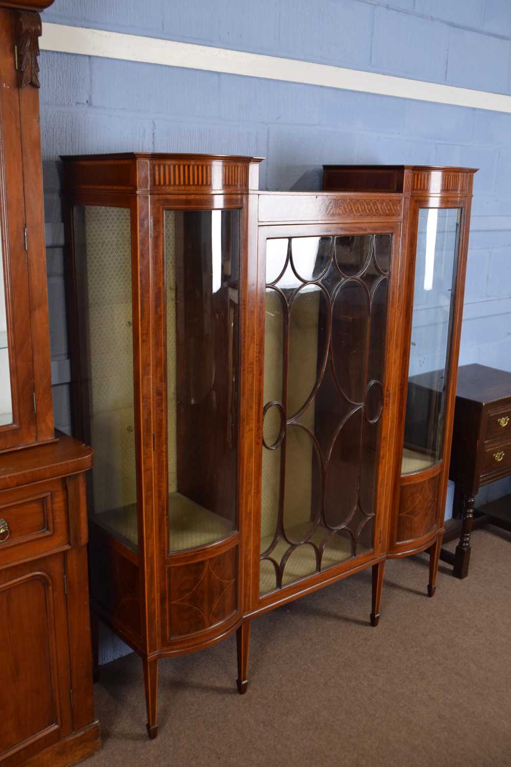 Good quality Edwardian mahogany display cabinet with bowed doors and a central door with strung - Image 3 of 4